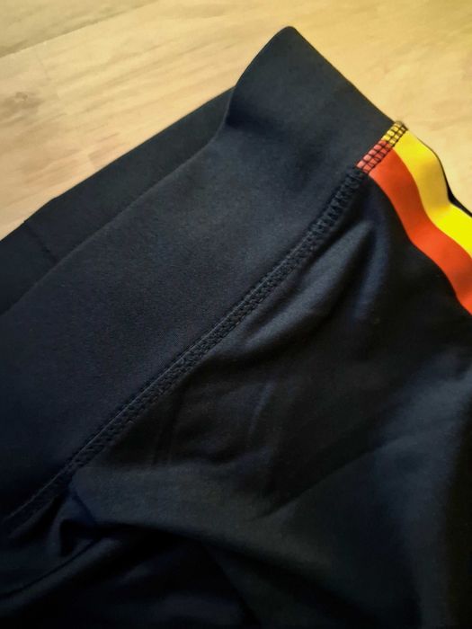 Czarne legginsy 3/4 z kolorowym lampasem