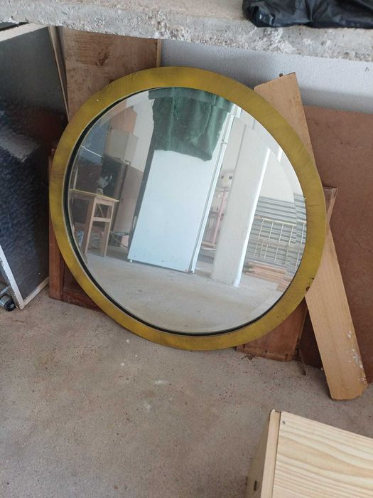 Espelho antigo, com moldura de madeira