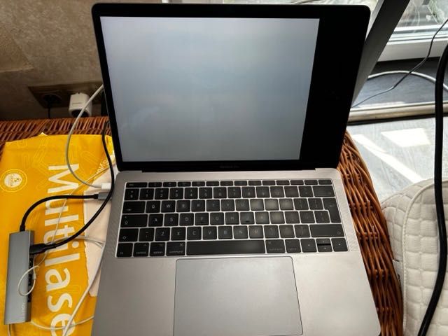 MacBook Pro 13" i5/8/256 model 2017 MacOSX Ventura