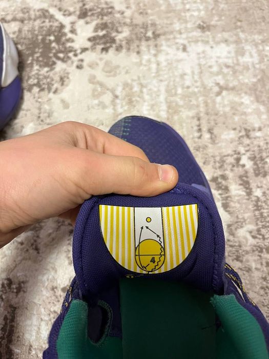 Баскетбольні кросівки adidas issue 2