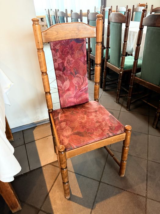 Krzesla drewnane w odcieniu różowym