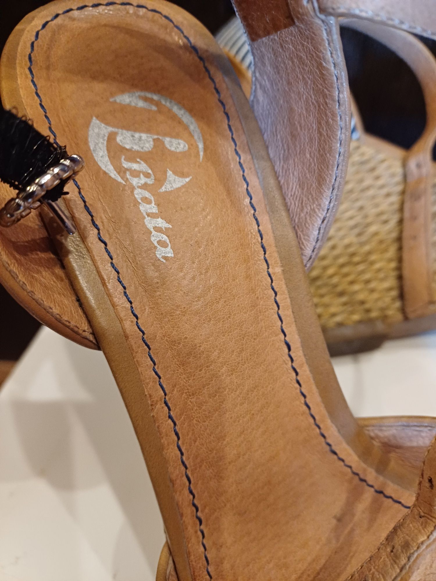Sandały Bata na koturnie 37, pin-up