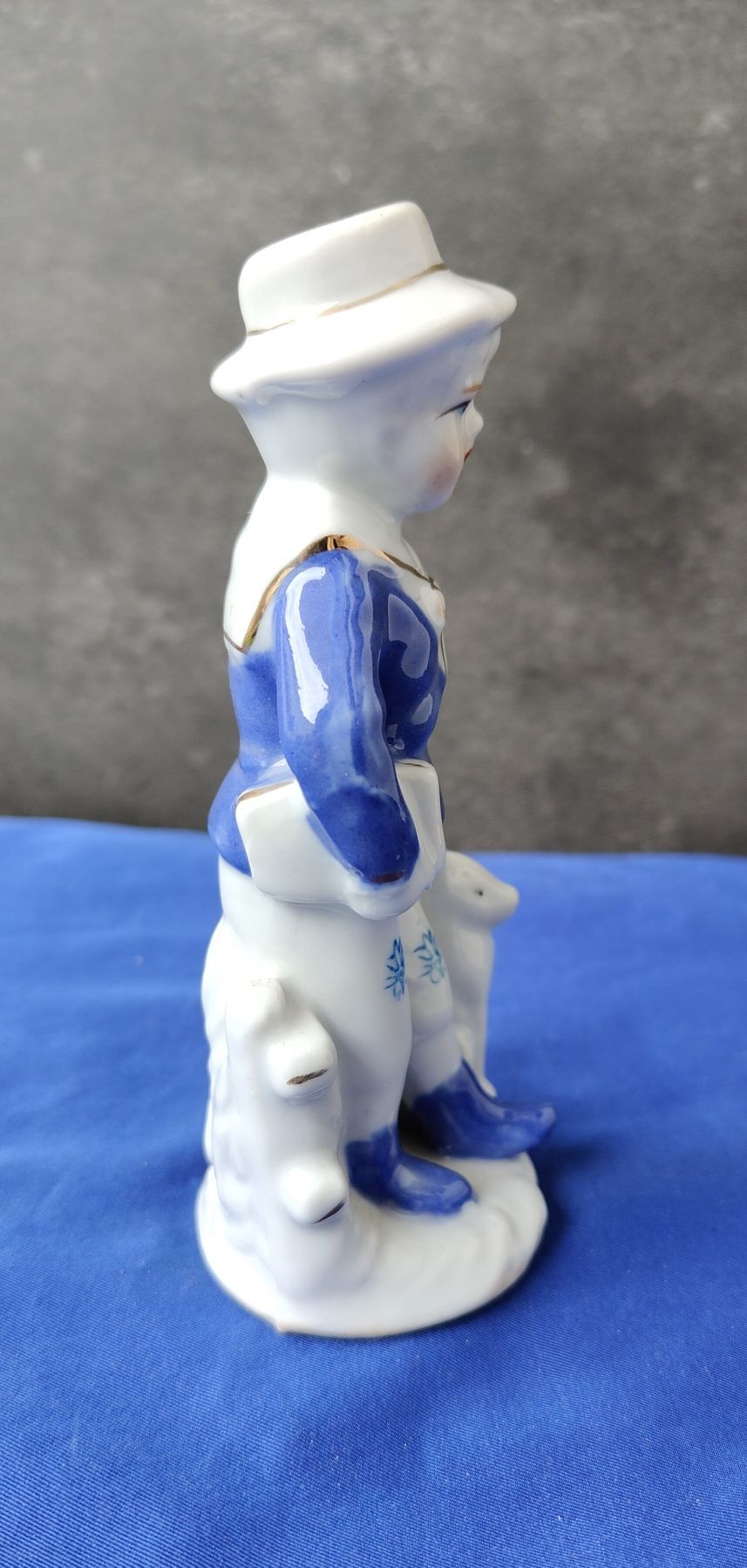 Porcelanowa Figurka chłopca z psem w stylu Holland Delft