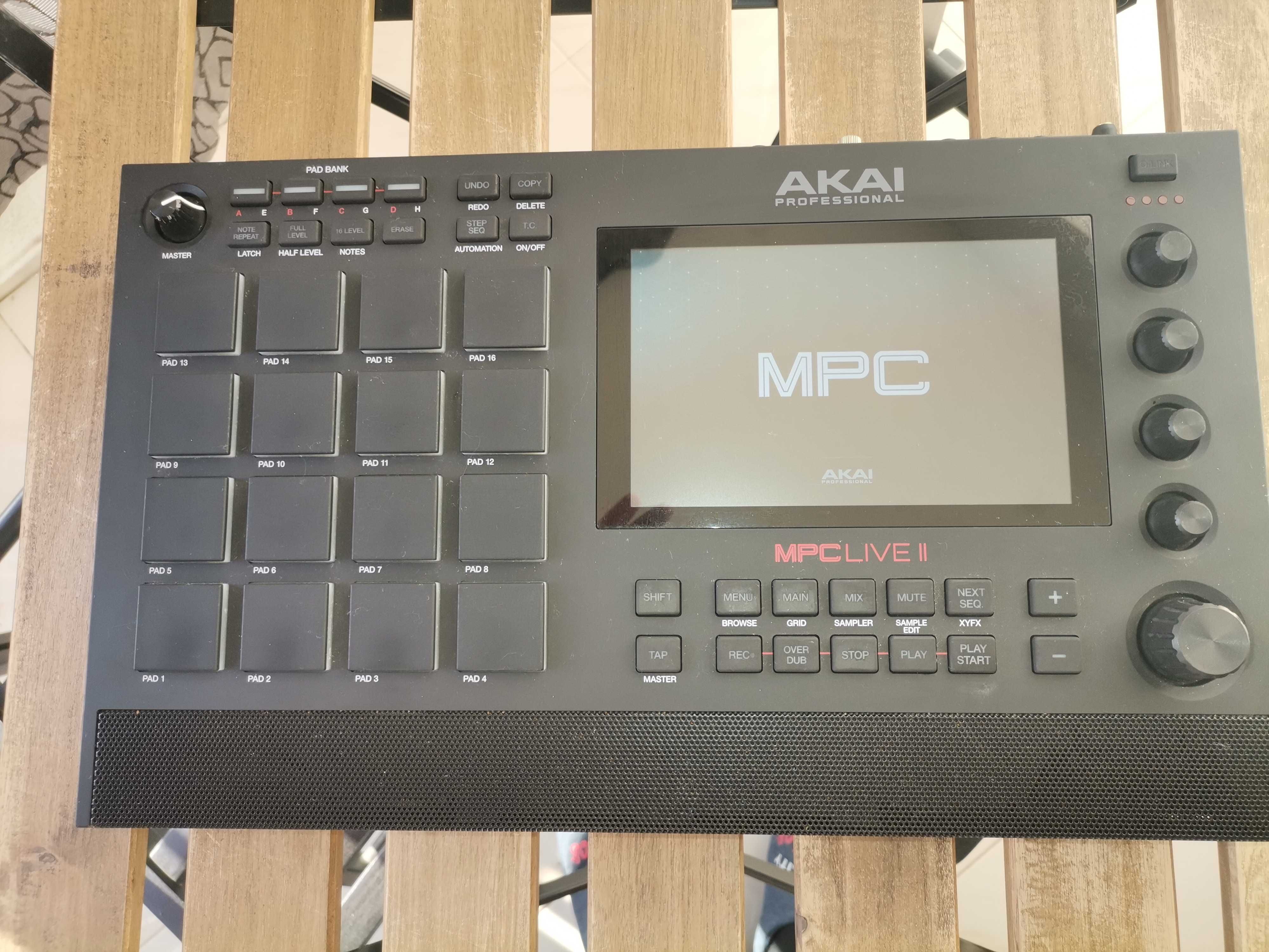 AKAI MPC Live 2 - Pouca Utilização