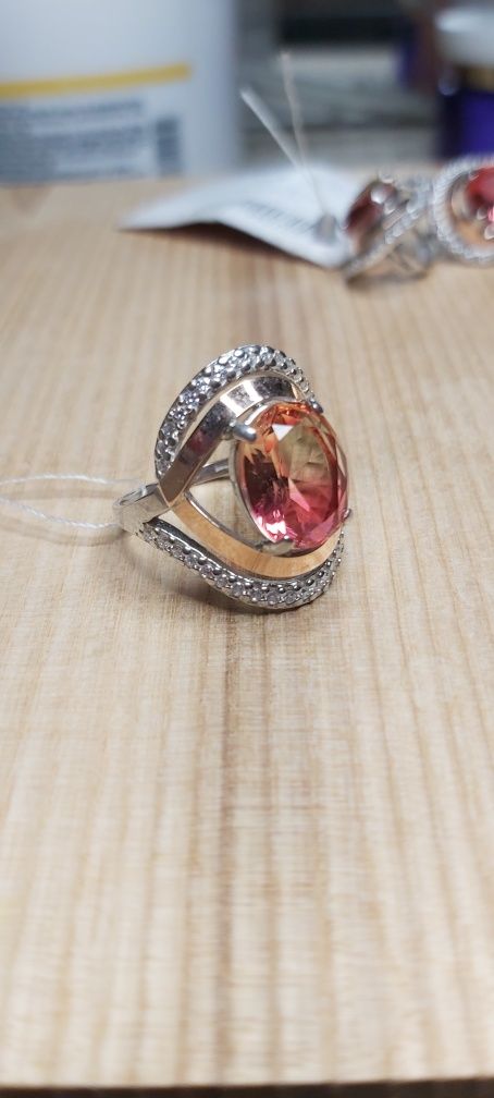 Продам  роскошный  серебрянный  набор с золотыми  накладками  и фианит