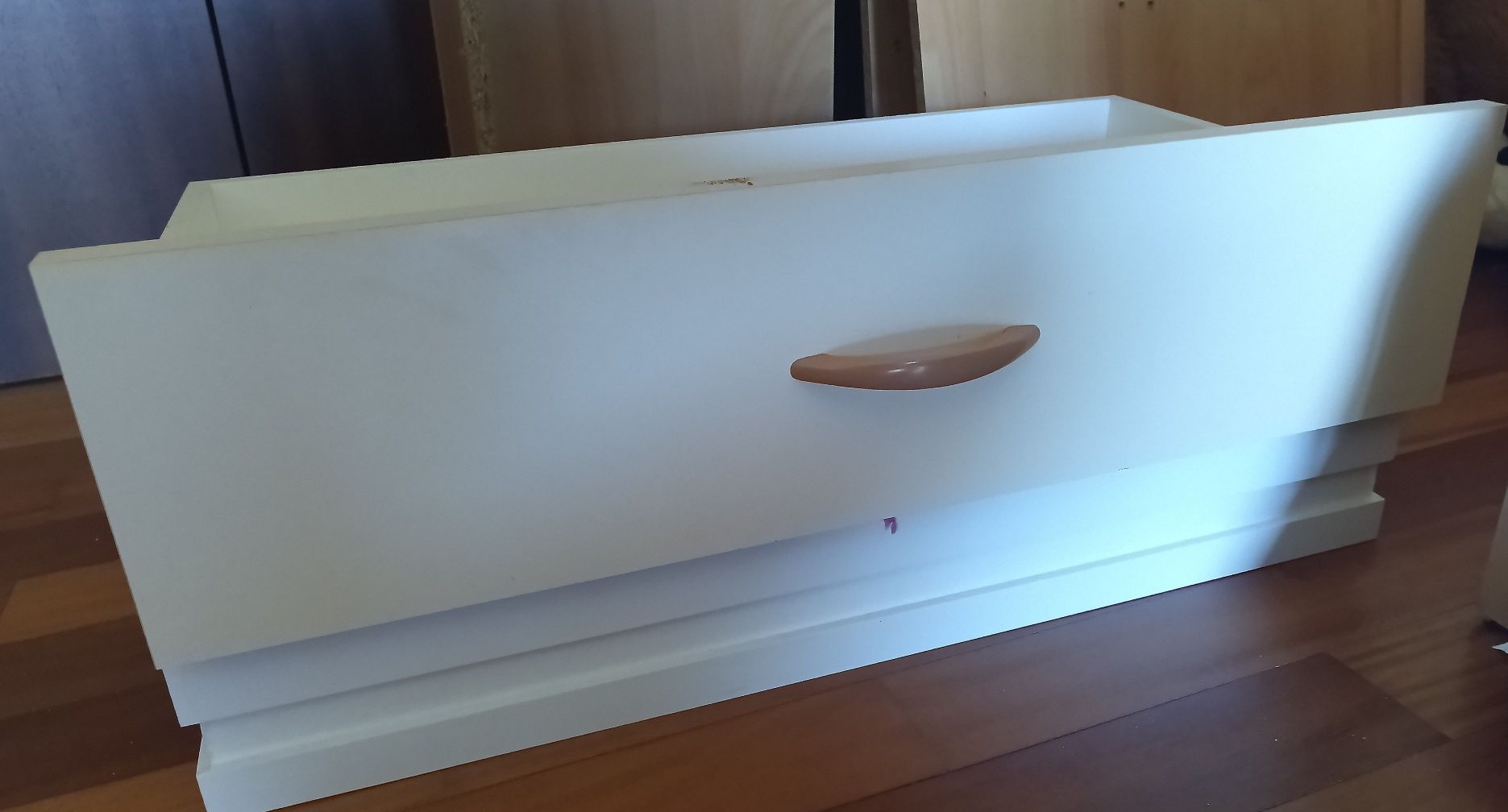 Cama solteiro com estrado, gavetas e colchão.