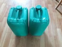 Продам две канистры.
