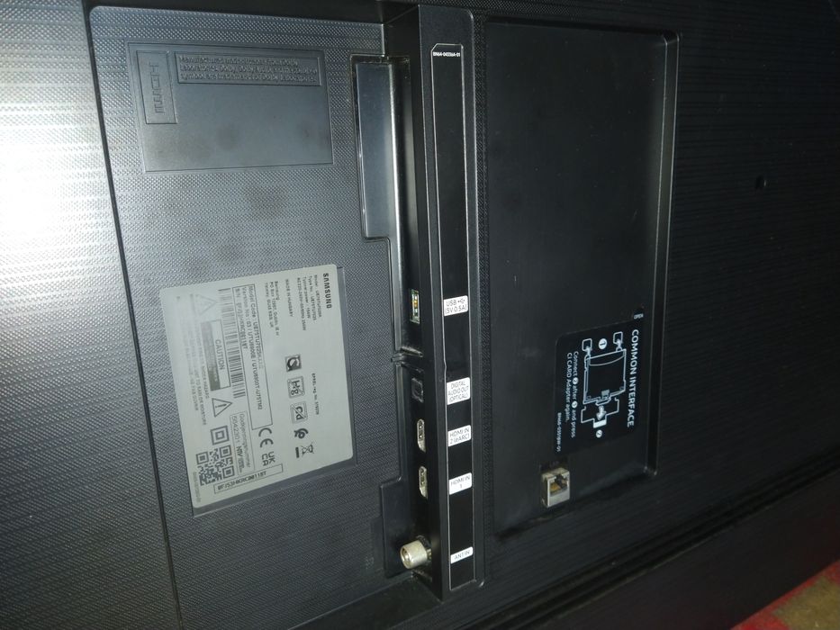 Smart TV Samsung 75 in peças UE75TU7025K  tela partida casa quarto.