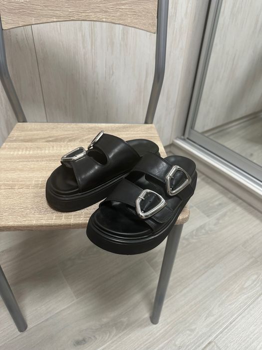 Чорні шкіряні сандалі/шльопанці