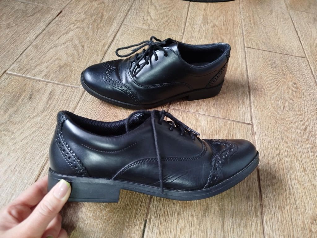 Шкіряні туфлі оксфорди Clarks