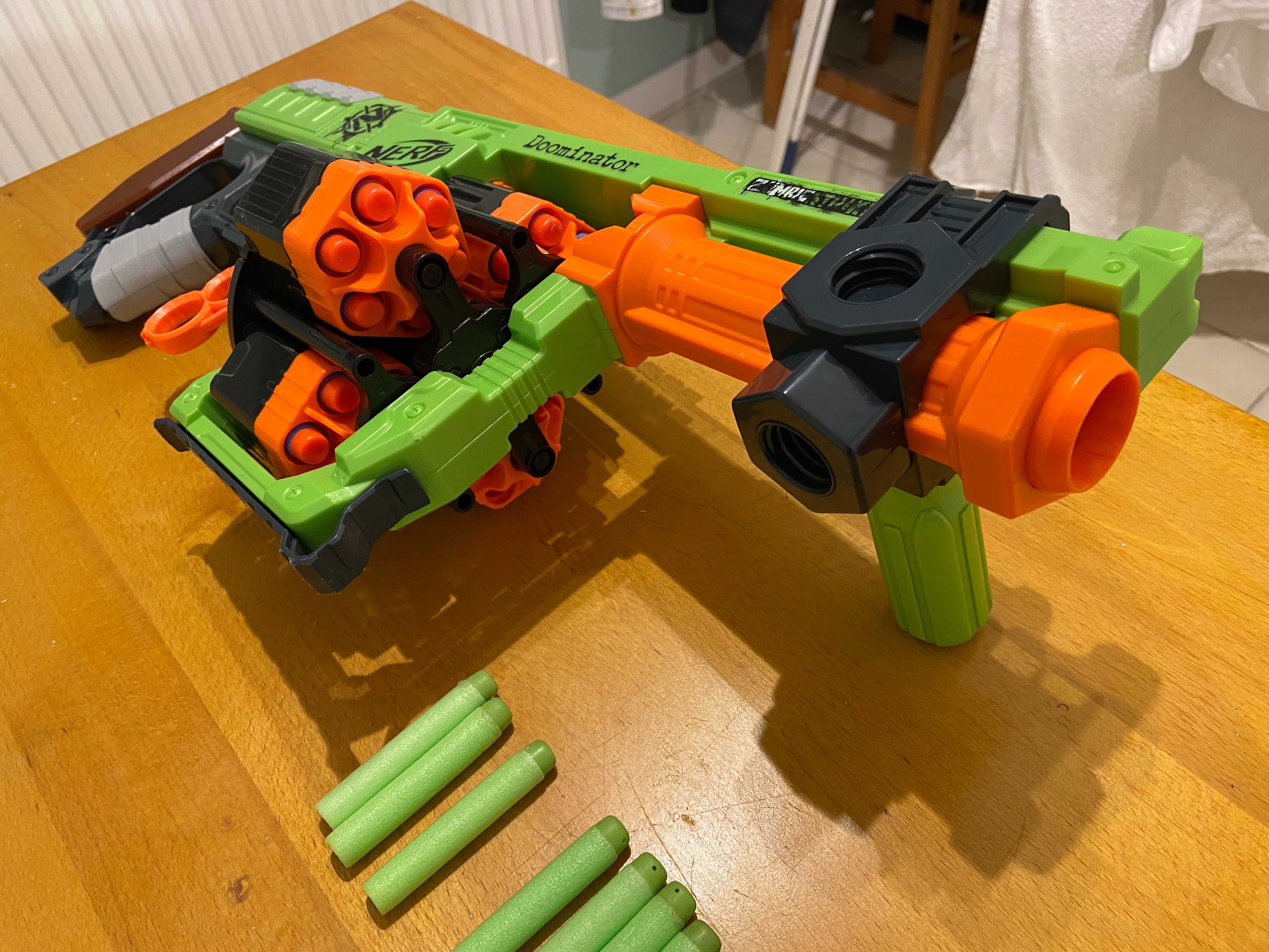 NERF Zombie Strike Doominator + 36 strzałek