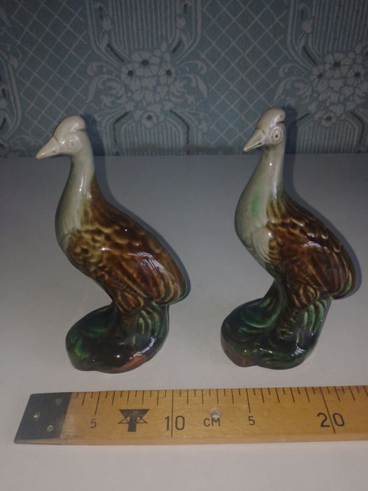 Продаються вироби з фарфору.