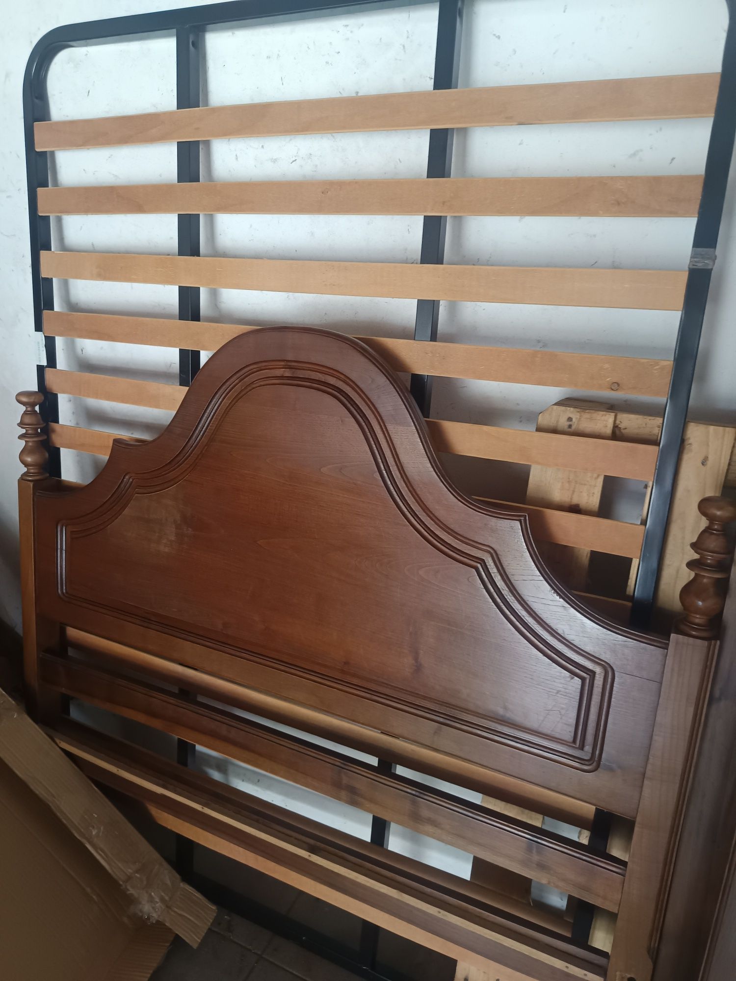 Cama  cómodas mesinhas cabeceiras em castanho