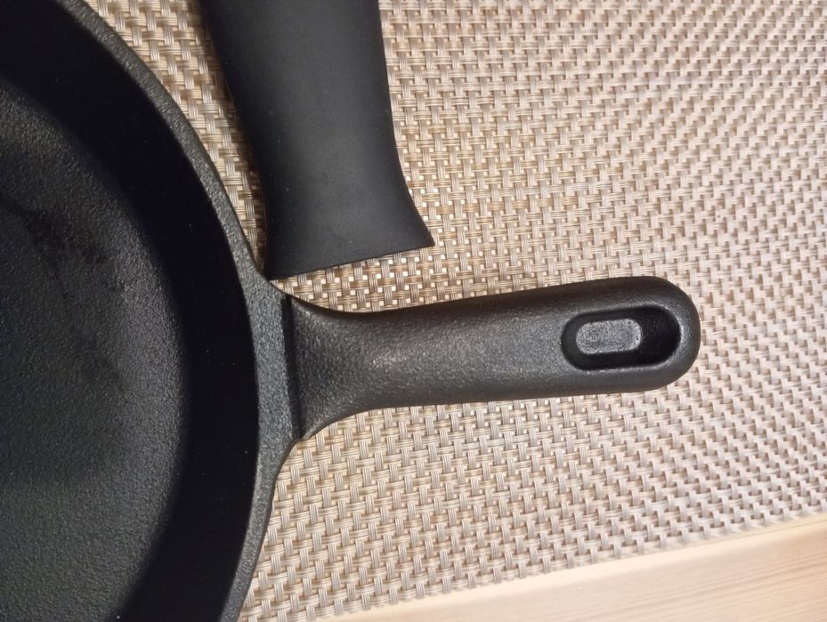 Patelnia żeliwna 24 cm, głębokość 4, 5 cm