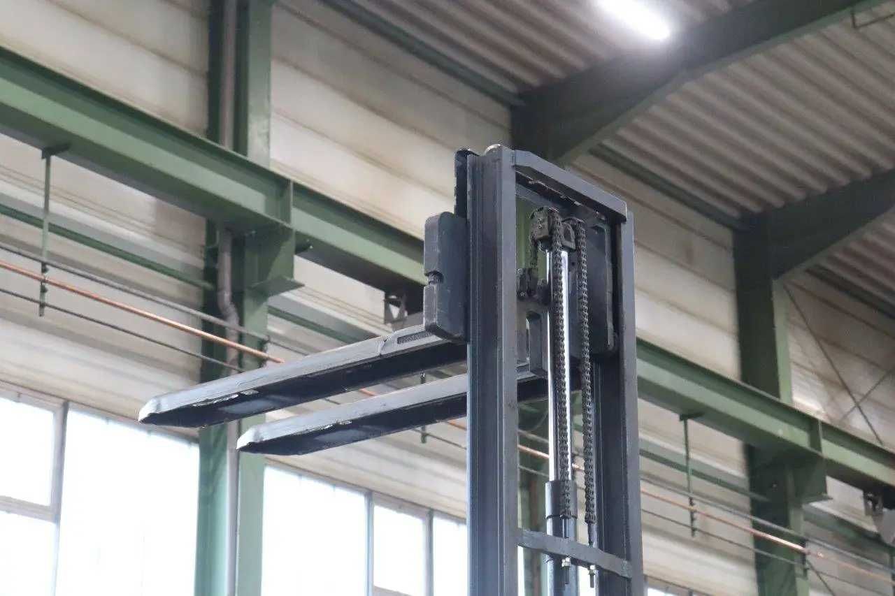 LINDE D12 AP Електричний штабелер