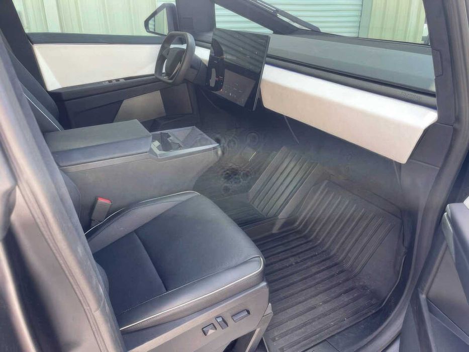 Tesla Cybertruck      2024