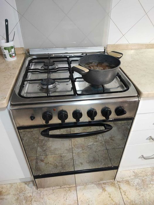Fogão em ótimo estado e a funcionar (gás canalizado)