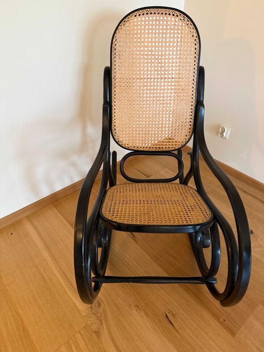 Fotel bujany czarny z wyplotem rattan