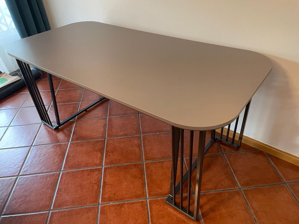 Mesa e Aparador  de Design Moderno