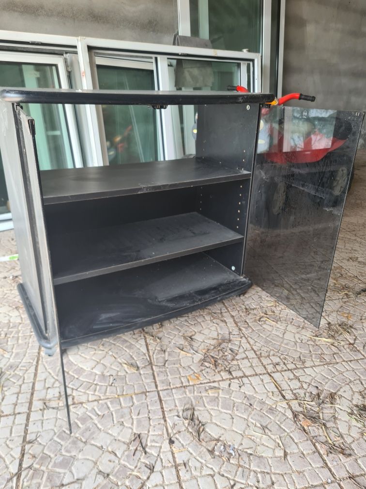 Movel com portas de vidro
