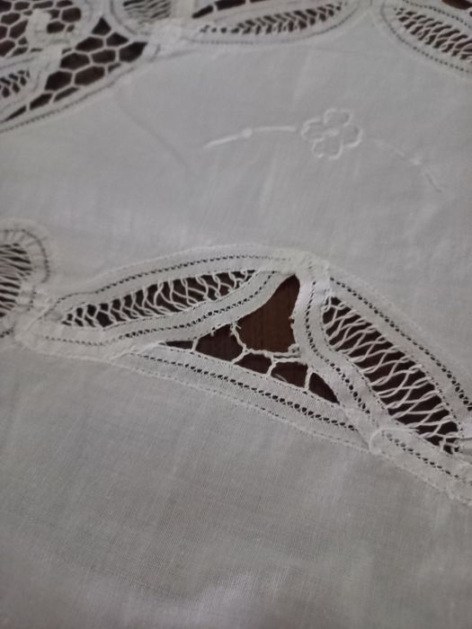 Toalha de mesa,redonda ,em linho e rendas brancas.