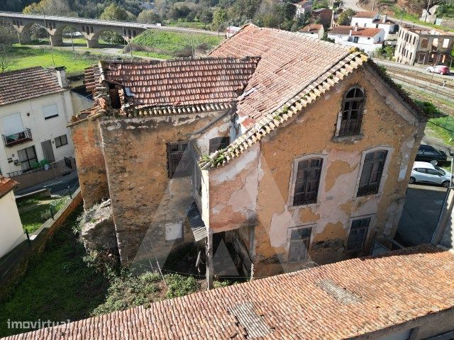 Moradia T5 de três pisos para remodelação, situada em Sernada do Vouga
