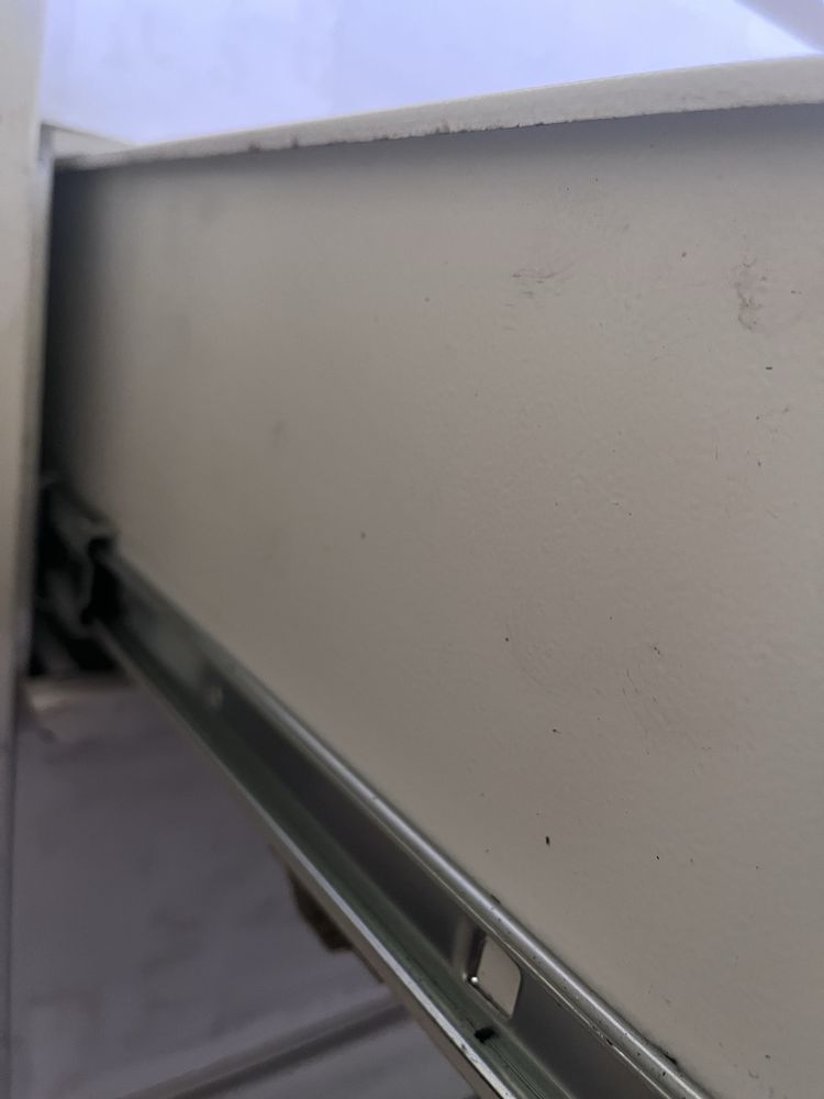 Metalowa szafka z szufladami na narzędzia lub dokumenty