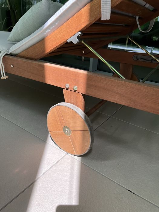 Espreguiçadeira em madeira reclinável quase nova