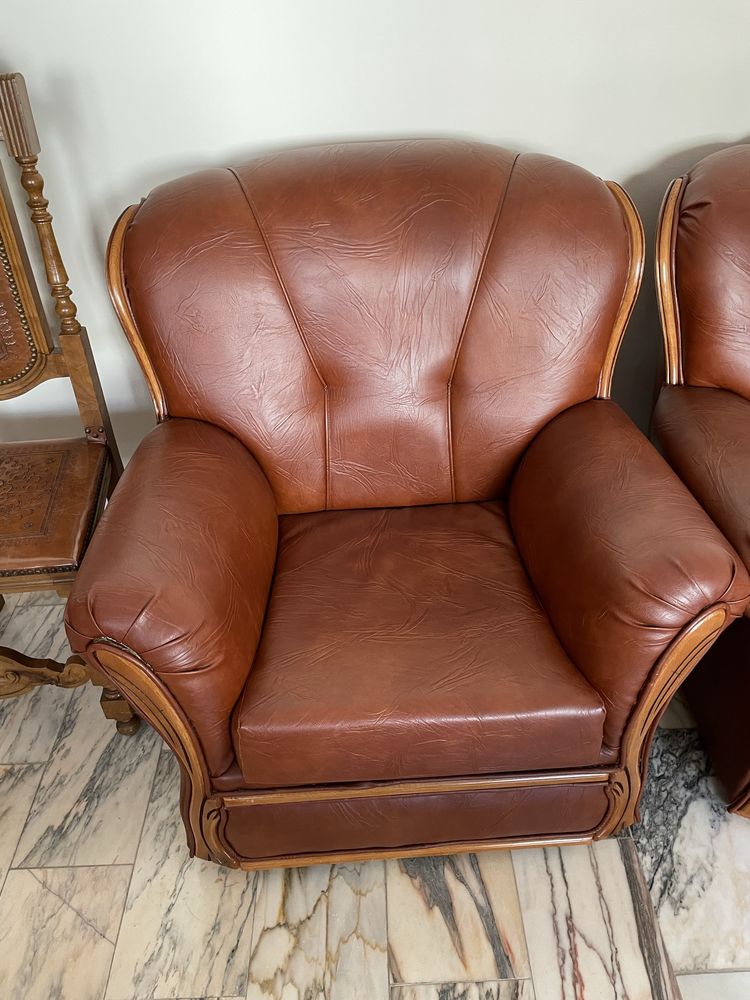 Conjunto de sofás clássicos em pele