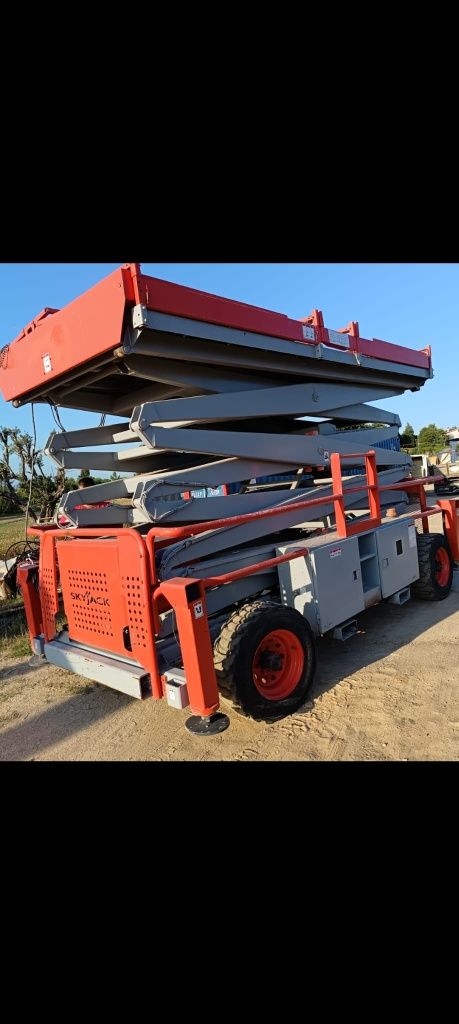 Tesoura elevatória SkyJack SJ9250RT