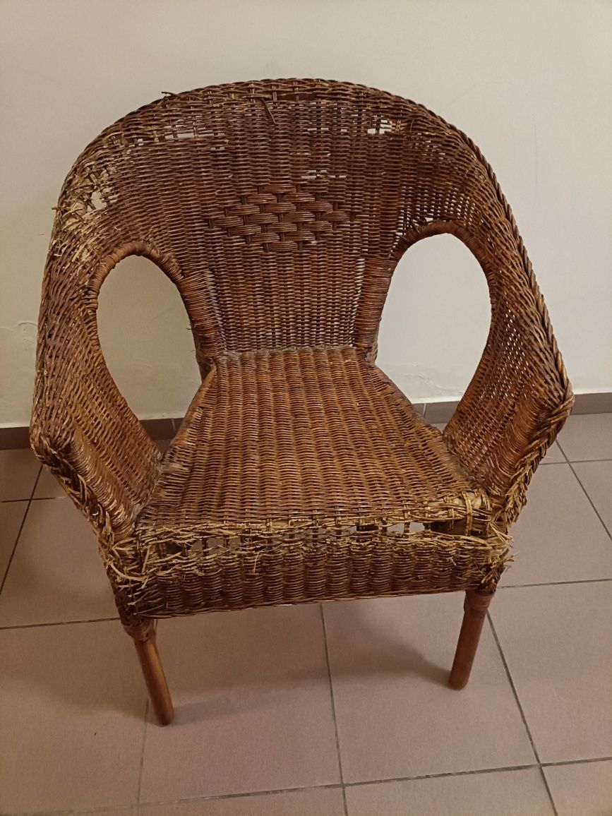 Ładne krzesło wiklinowe do renowacji