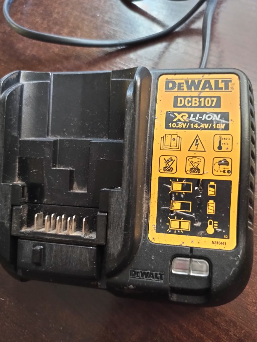 Продам зарядное dewalt
