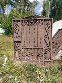 Ворота распашные с ковкою, и калитка.