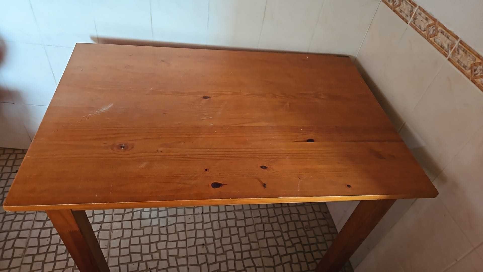 Mesas de café e bancos de correr.