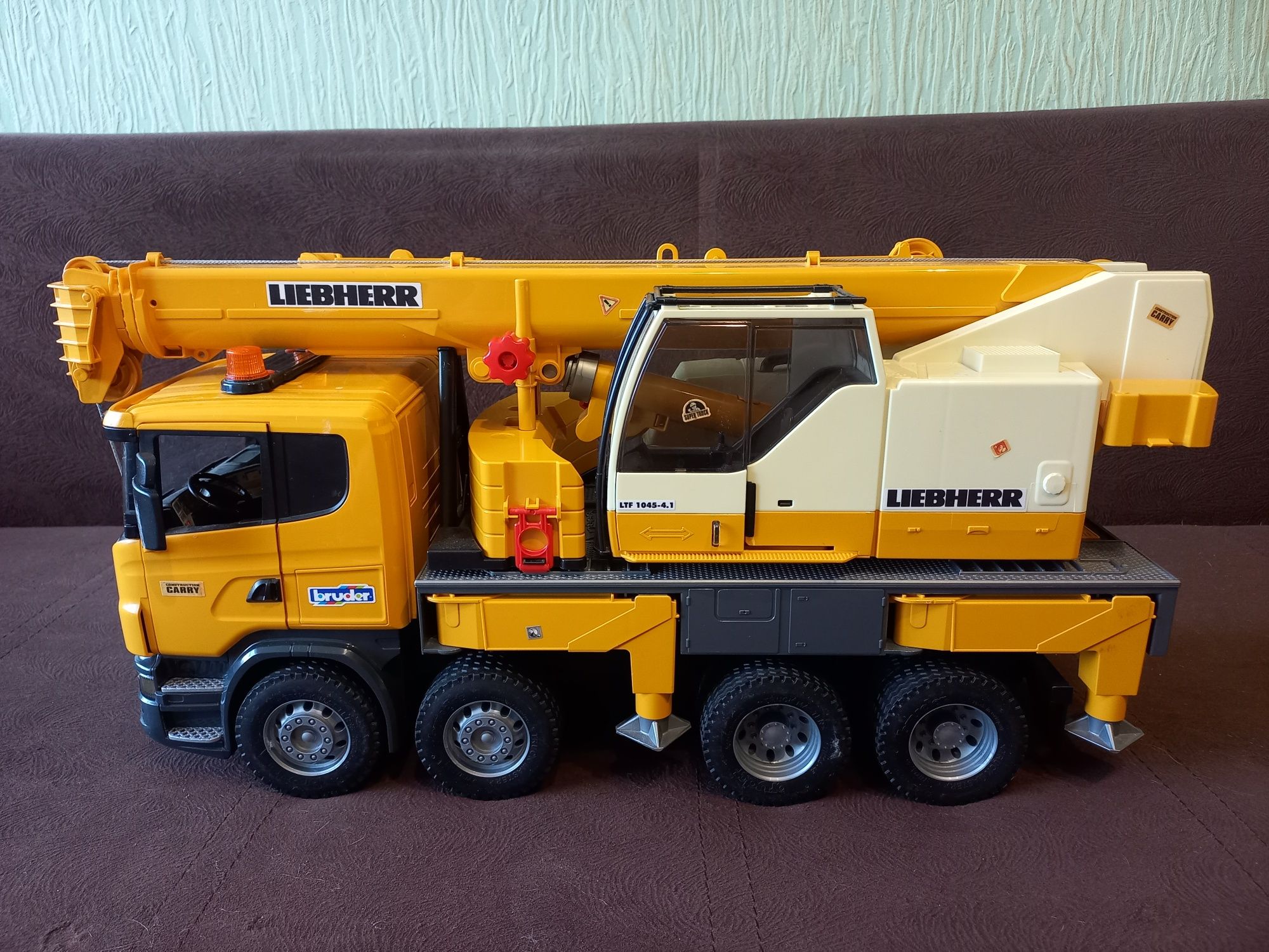 Автокран Bruder Scania Liebherr 03570, масштабна модель 1:16