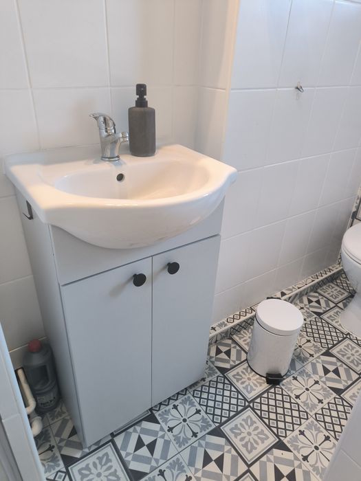 Szafka łazienkowa z umywalką i bateria