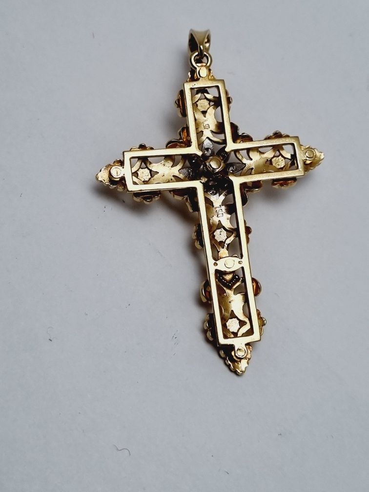 Золотой крест с сапфиром и бриллиантами