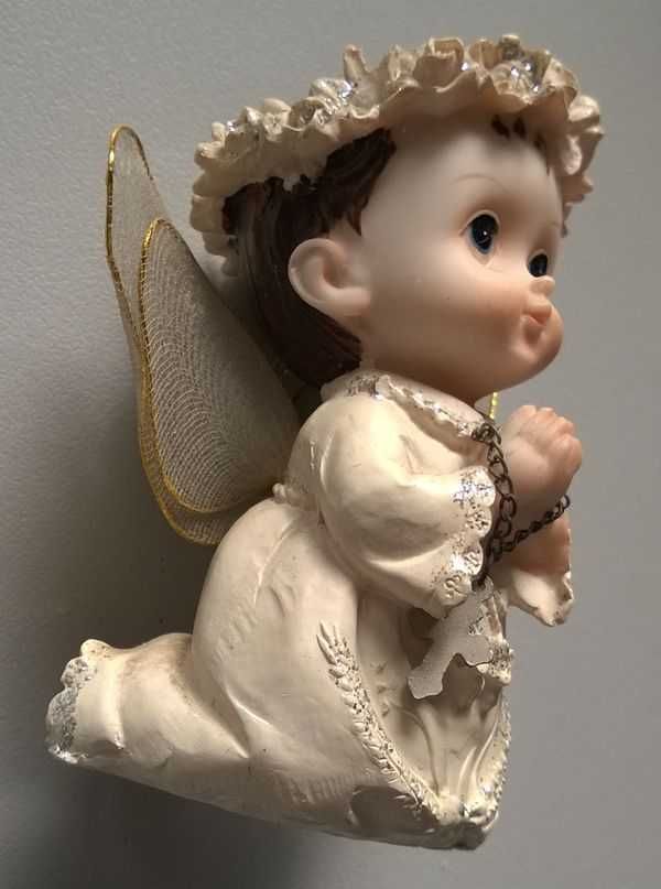 Figurki Aniołków Figurka Aniołek z różańcem modlący się klęczący 9cm