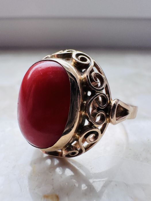 PRL, Złoty pierścionek z koralem antykwarycznym r.22