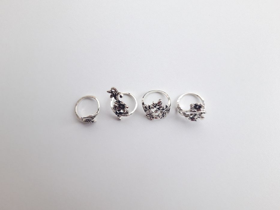 Conjunto de 4 anéis com motivos florais