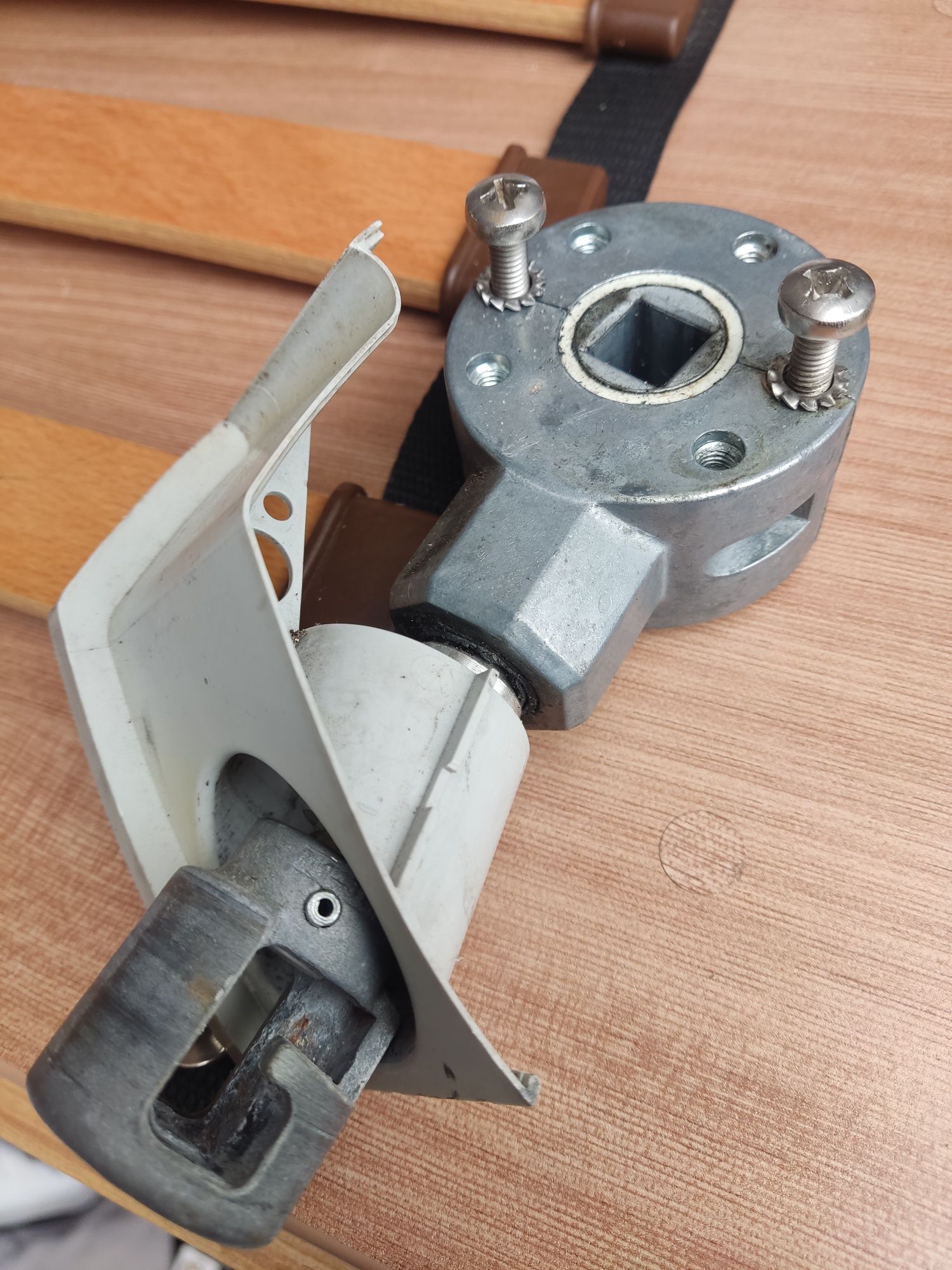 Mechanizm korbowy markizy Thule