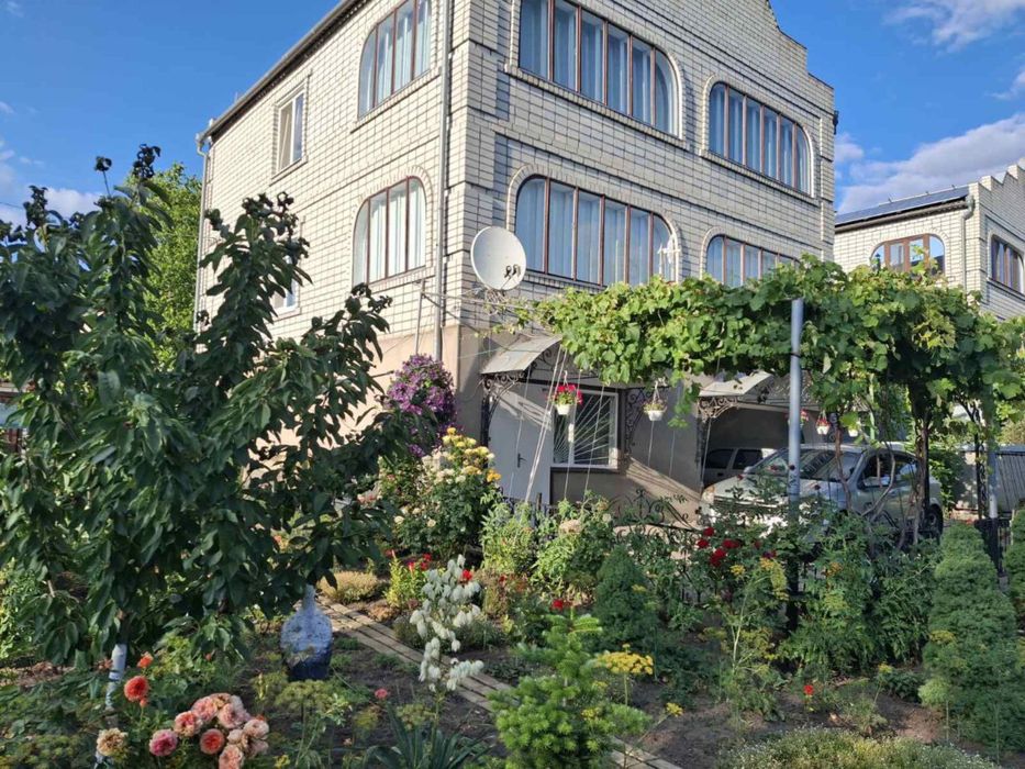 Продам будинок поруч з центром