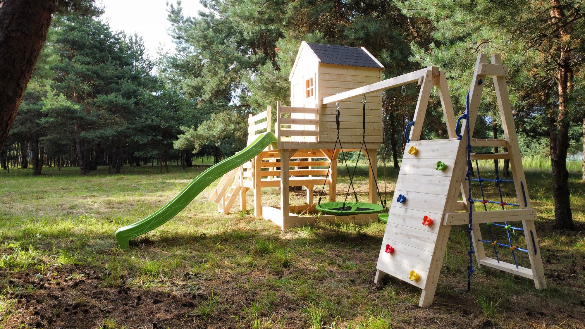 Domek dla dzieci Domek z huśtawkami Domek ze zjeżdżalnią.  Plac zabaw