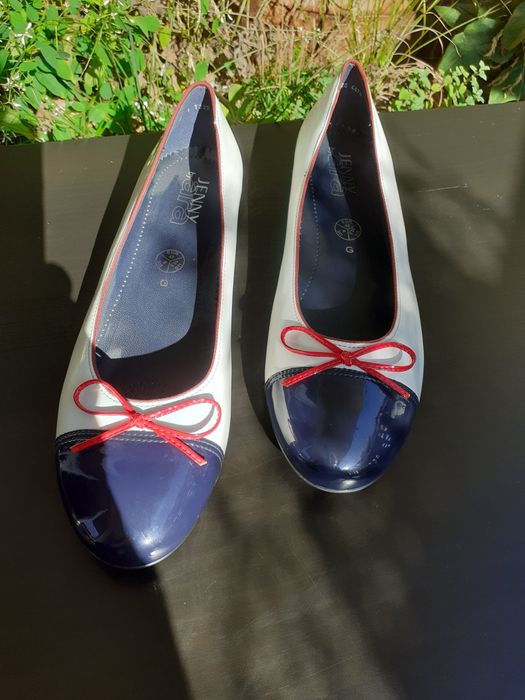 Baleriny z lakierowanej skóry marki Jenny by Ara