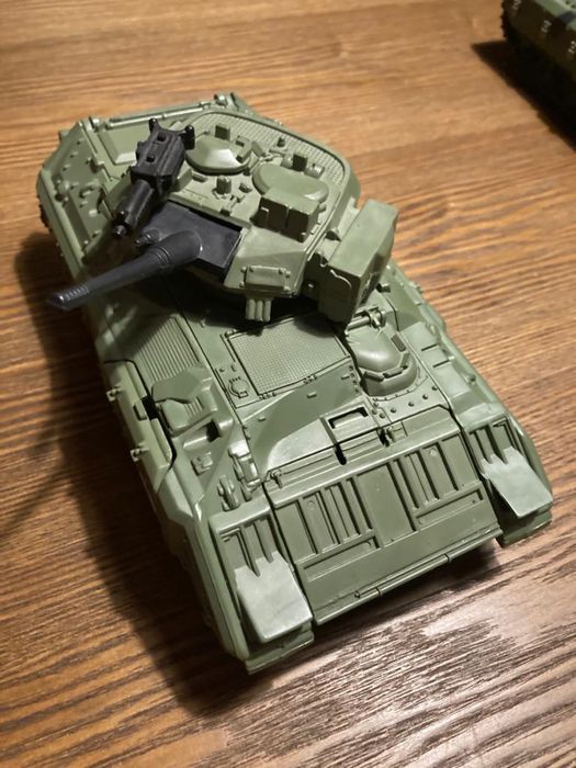 Brinquedo 2 tanques de batalha e jipe