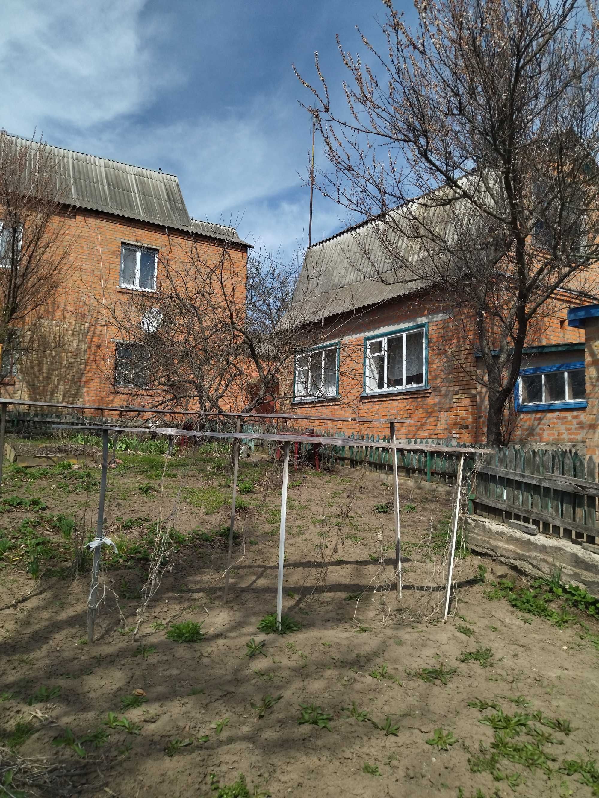 Продаж частини будинку два поверхи