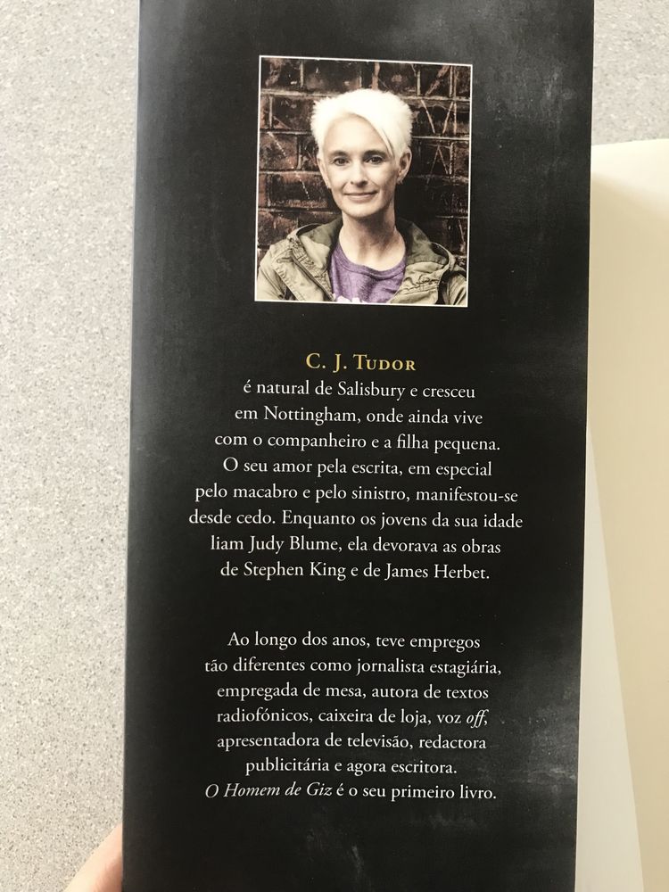 O Homem de Giz ( C.J. Tudor) portes grátis