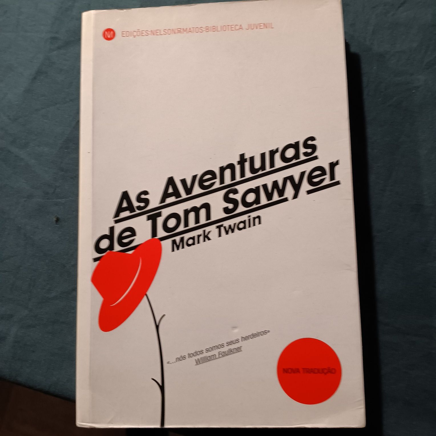 1 livro " as aventuras de Tom Sawyer