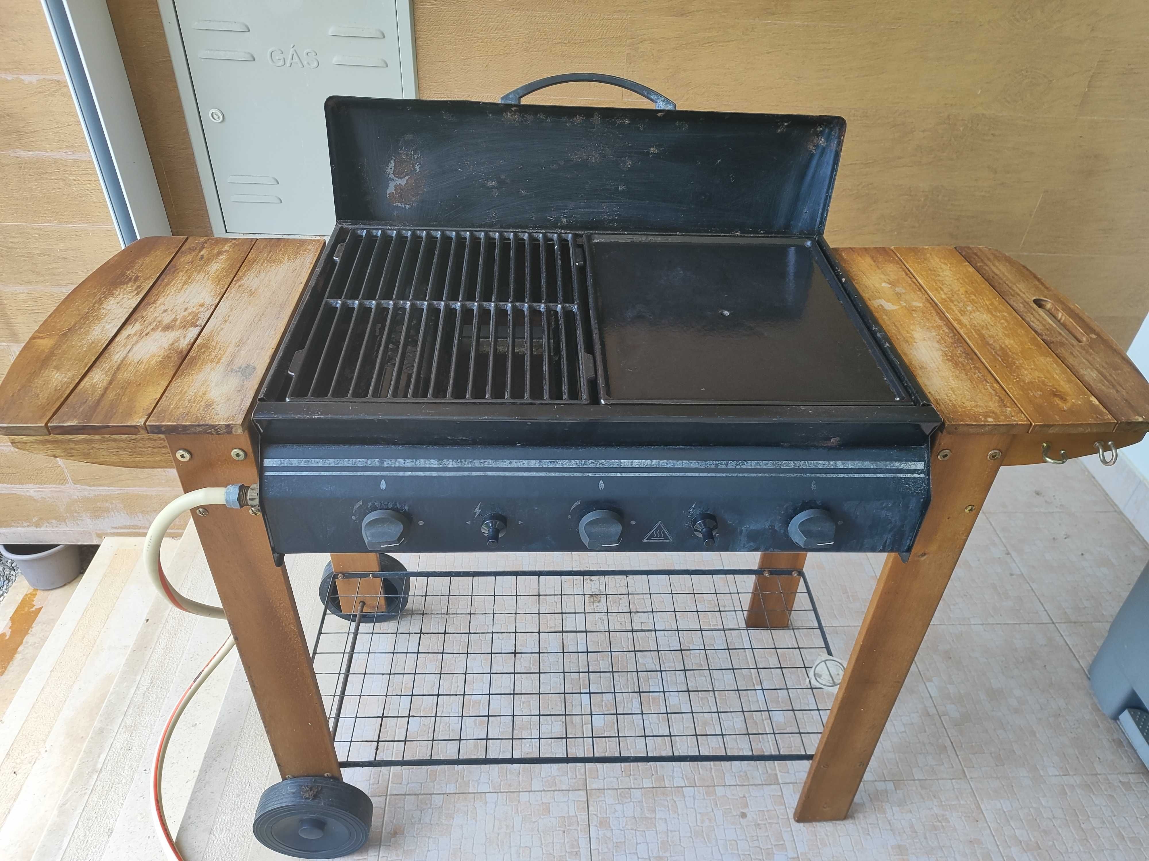 Churrasqueira/Grelhador a gás butano com garrafa de gás e regulador