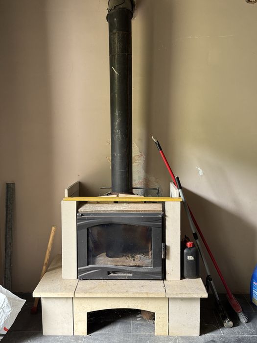 Kominek z kamienną obudową